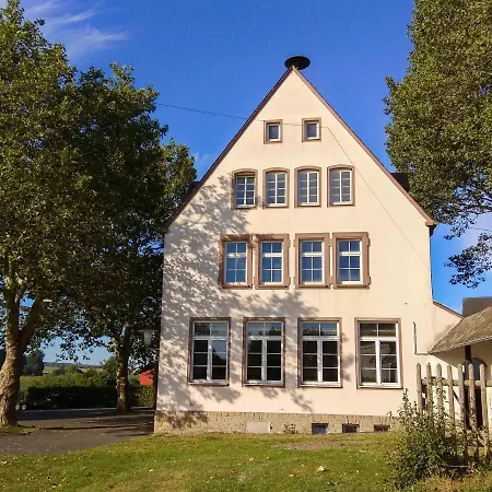 Alte Schule Gästehaus - Fräulein Apartment Bitburg Exterior foto